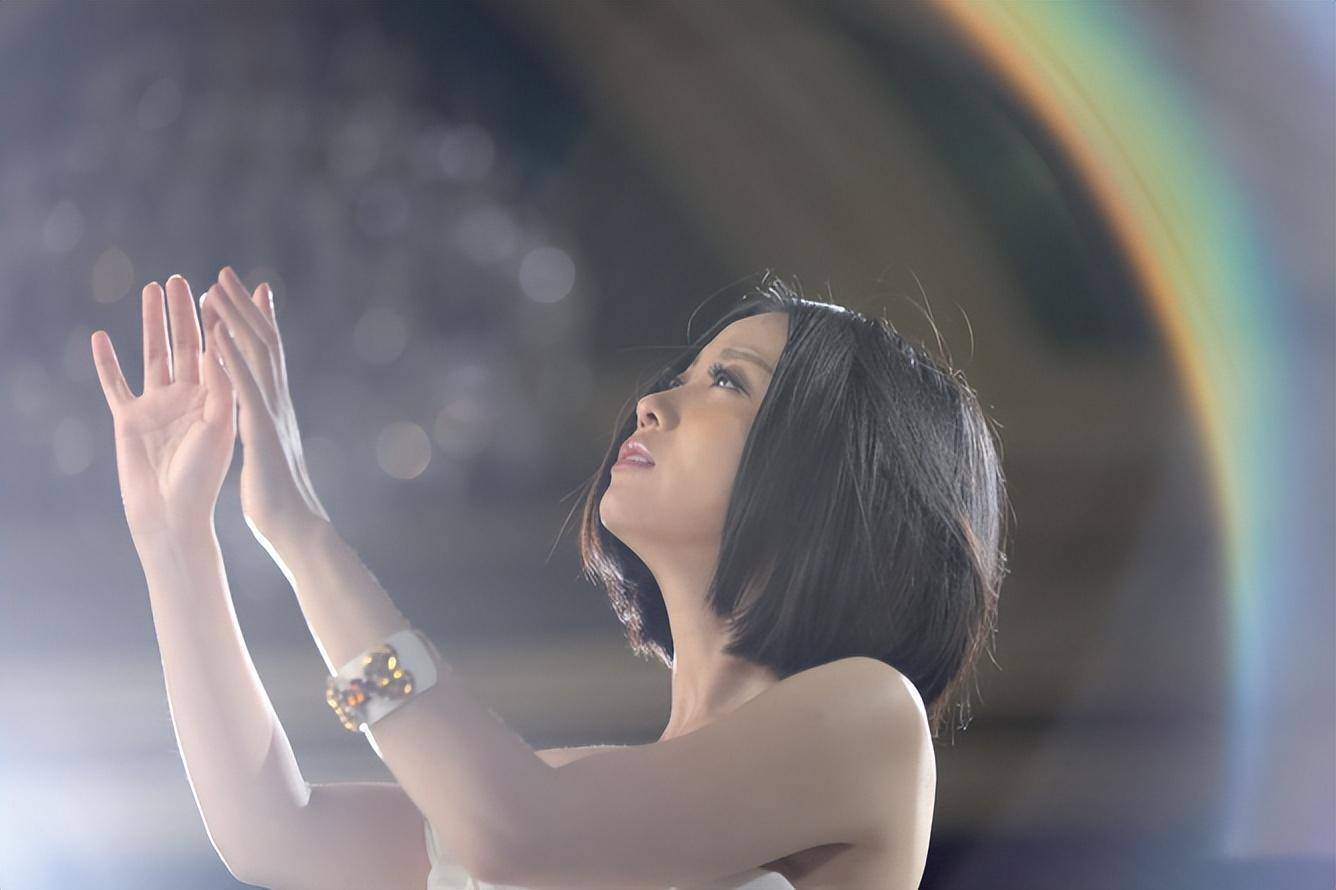 然而,上天没有更多地怜悯这位勇敢坚毅的女孩,2014年姚贝娜乳腺癌复发