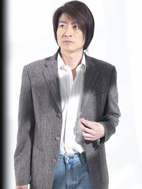 53岁的游鸿明也老了,穿西装走减龄风难掩皱纹,遮脸发多年未变_风格