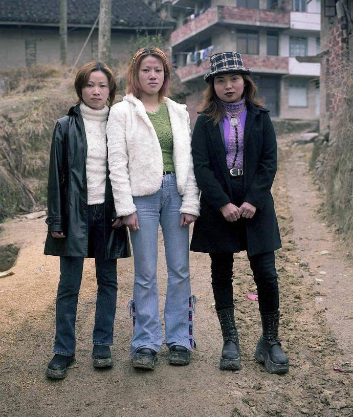 90年代的中国:打工妹的穿衣打扮追逐潮流,图9是城中村里发廊妹