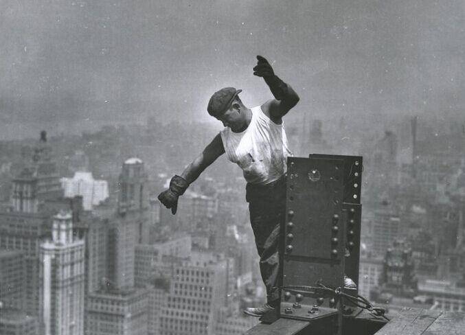 1931年纽约帝国大厦修建现场：工人无防护高空作业，令人后背发凉