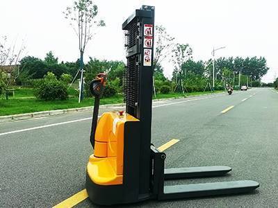 燃爆了（电动堆高车注意事项）半电动堆高车改行走，(图2)