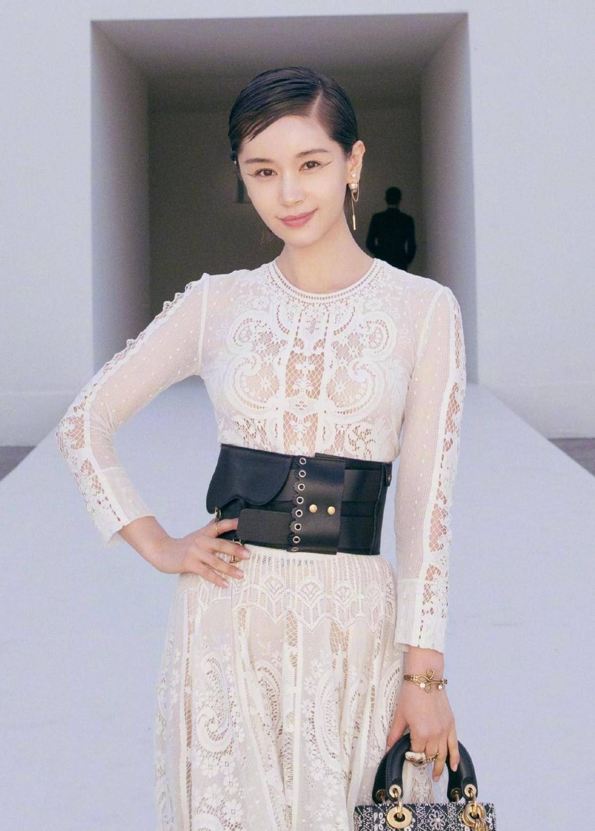 1米59的中年女人,都该学学王子文穿连衣裙,显瘦显高还有大气场_身材