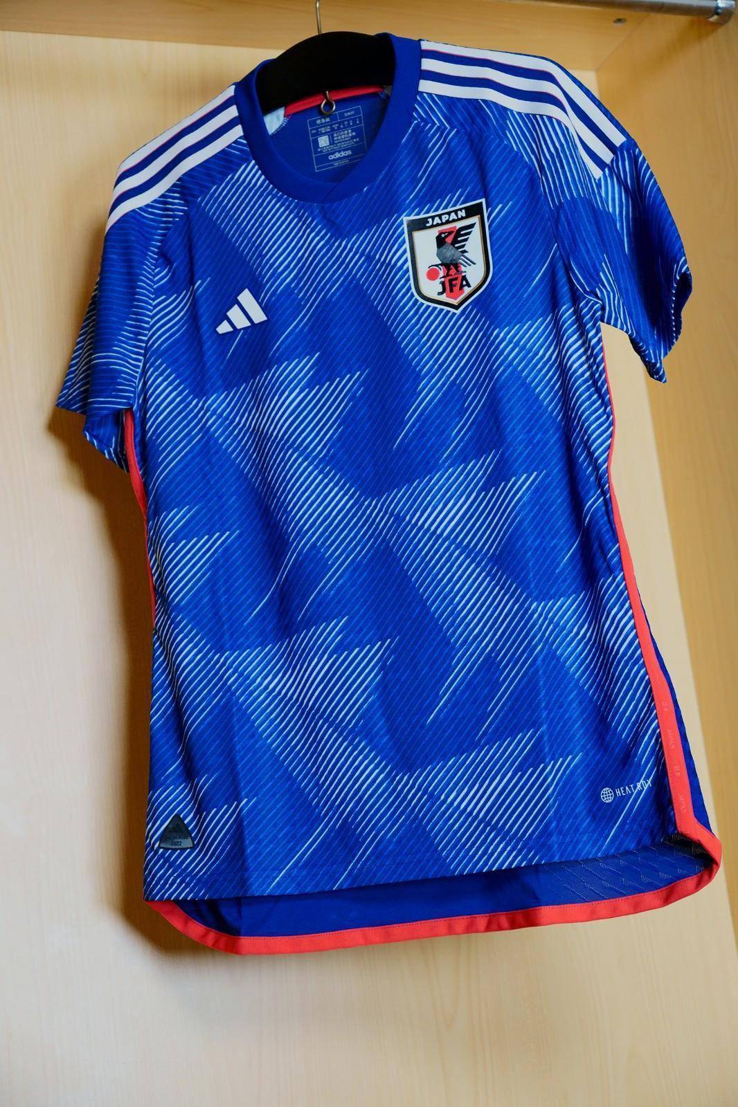 阿迪达斯日本国家队2022年世界杯主场球衣球员版_纸鹤_比赛服_设计