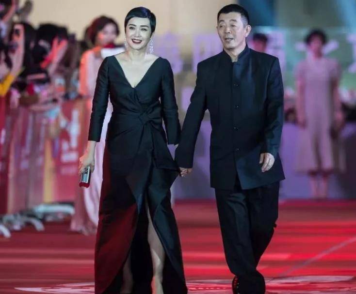 1999年,蒋雯丽出演了电视剧《牵手》,在剧中饰演一位为了家庭放弃事业