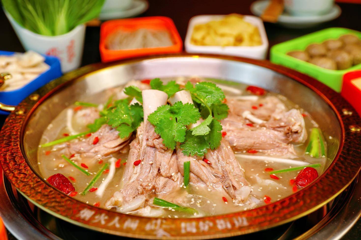 先吃干锅,干锅之"料"令人食指大动,小龙香融合式有料火锅先吃再涮