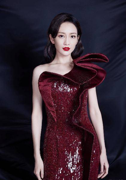 王鸥身材好又会穿,酒红色亮片裙优雅高贵,配红唇精致高级又惹眼_造型