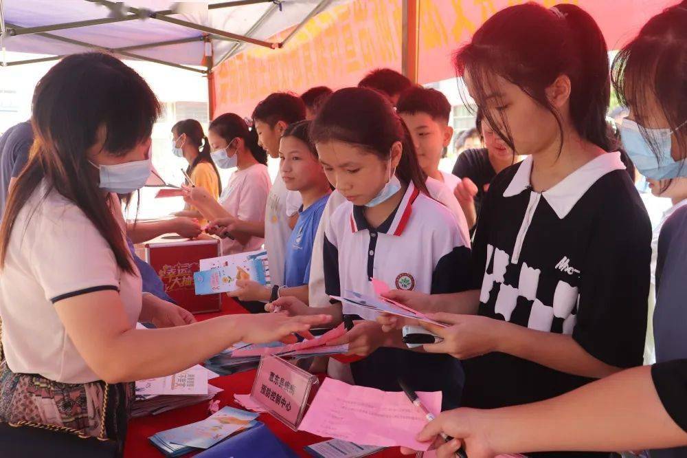 享无艾人生"惠东县艾滋病防治宣传教育进校园主题游园会在飞鹅中学
