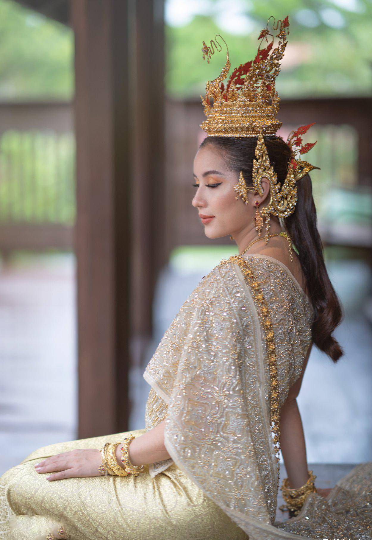 身穿泰式服装的美女模特,展现出来的异域时尚和时尚气质,让人心动