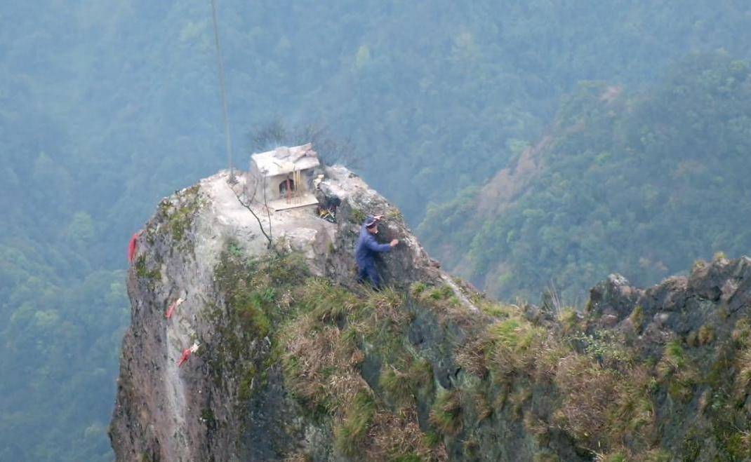 隐居山崖绝壁上的小庙，无数游客不慎坠崖而死，只为上一柱龙头香