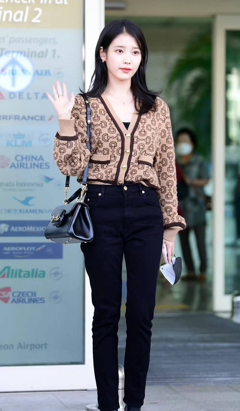 iu李知恩走机场美图被拍,简约的秋季穿搭美到骨子里_黑色_小丸子_图案
