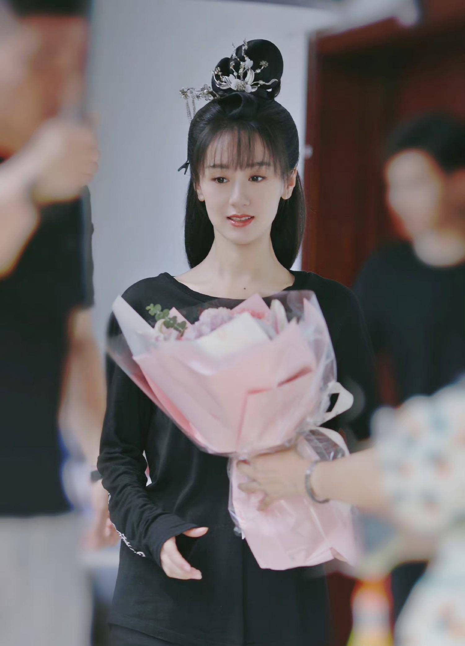 《落花时节又逢君》杀青,袁冰妍刘学义现场比心,大方营业_造型_定制