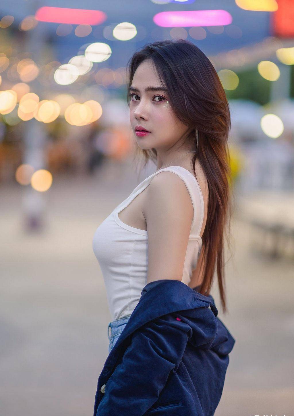 来自国外的美女模特,靓丽的穿搭,展现出时尚女人味_姐姐_眼神_夏日