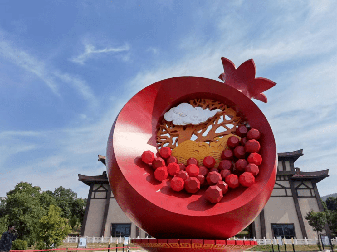 升级后的石榴博物馆广场《红榴》雕塑,整体雕塑主题明确,采用中空闭环