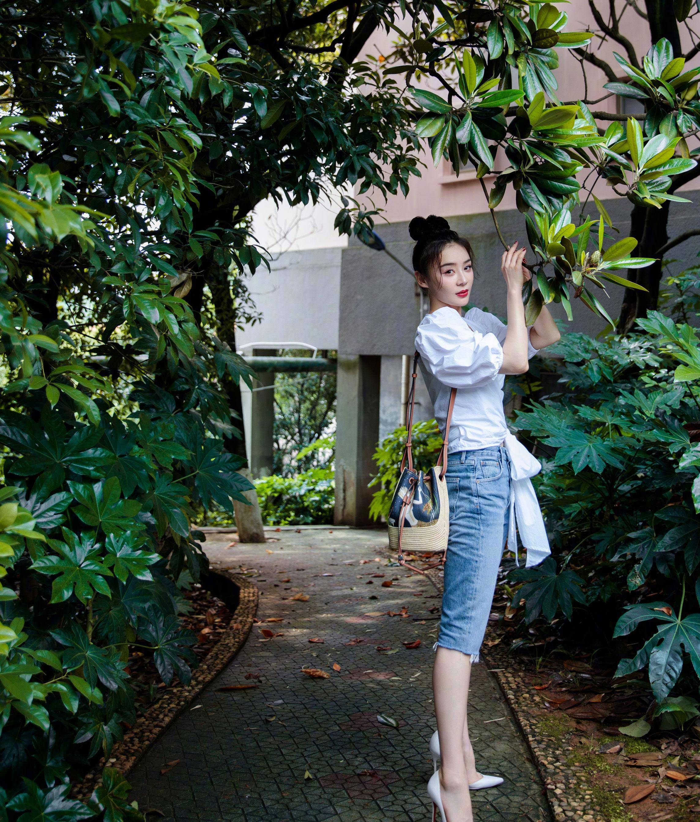 袁姗姗这一身出足风头了,喇叭袖工装衣解开扣子穿,手一抬好时尚