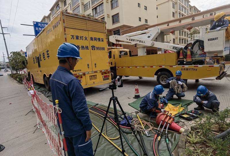 云南马龙:应急发电车助力城区环网柜更换 千余户居民用电零影响