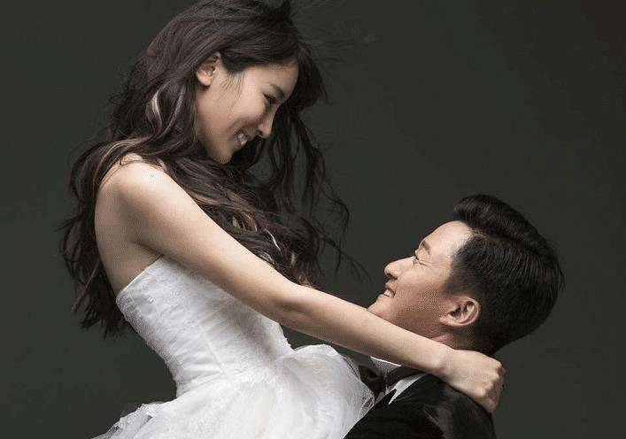 一直不明白吴京为何娶谢楠,看清两人结婚照,才明白吴京有多幸福_照片