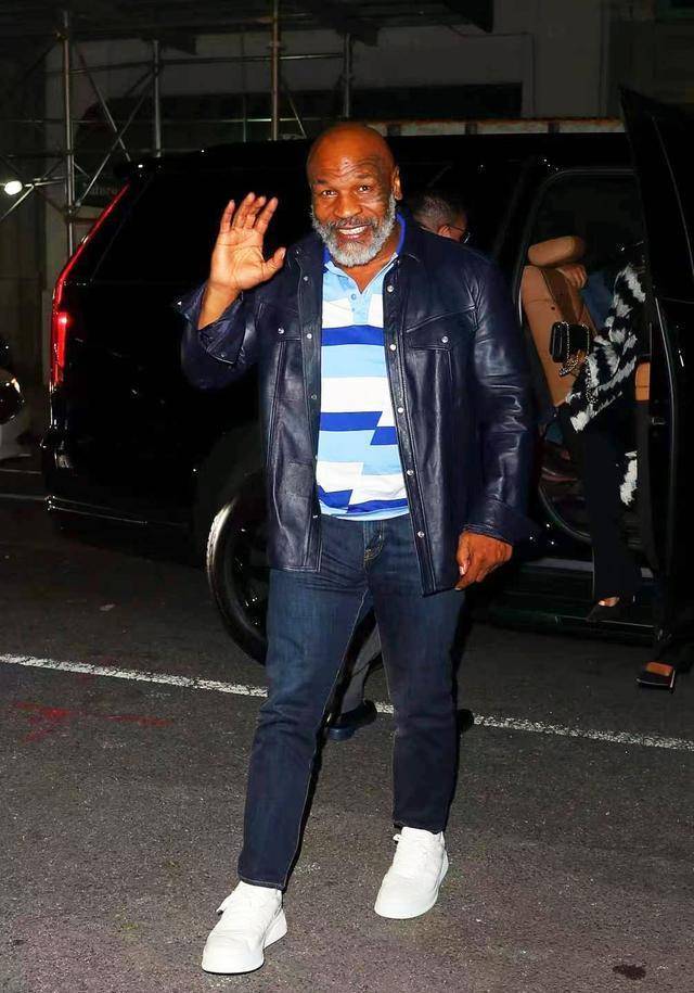 56岁拳王泰森与神秘女子共进晚餐,面对路人拍照,笑容满面_坐骨神经