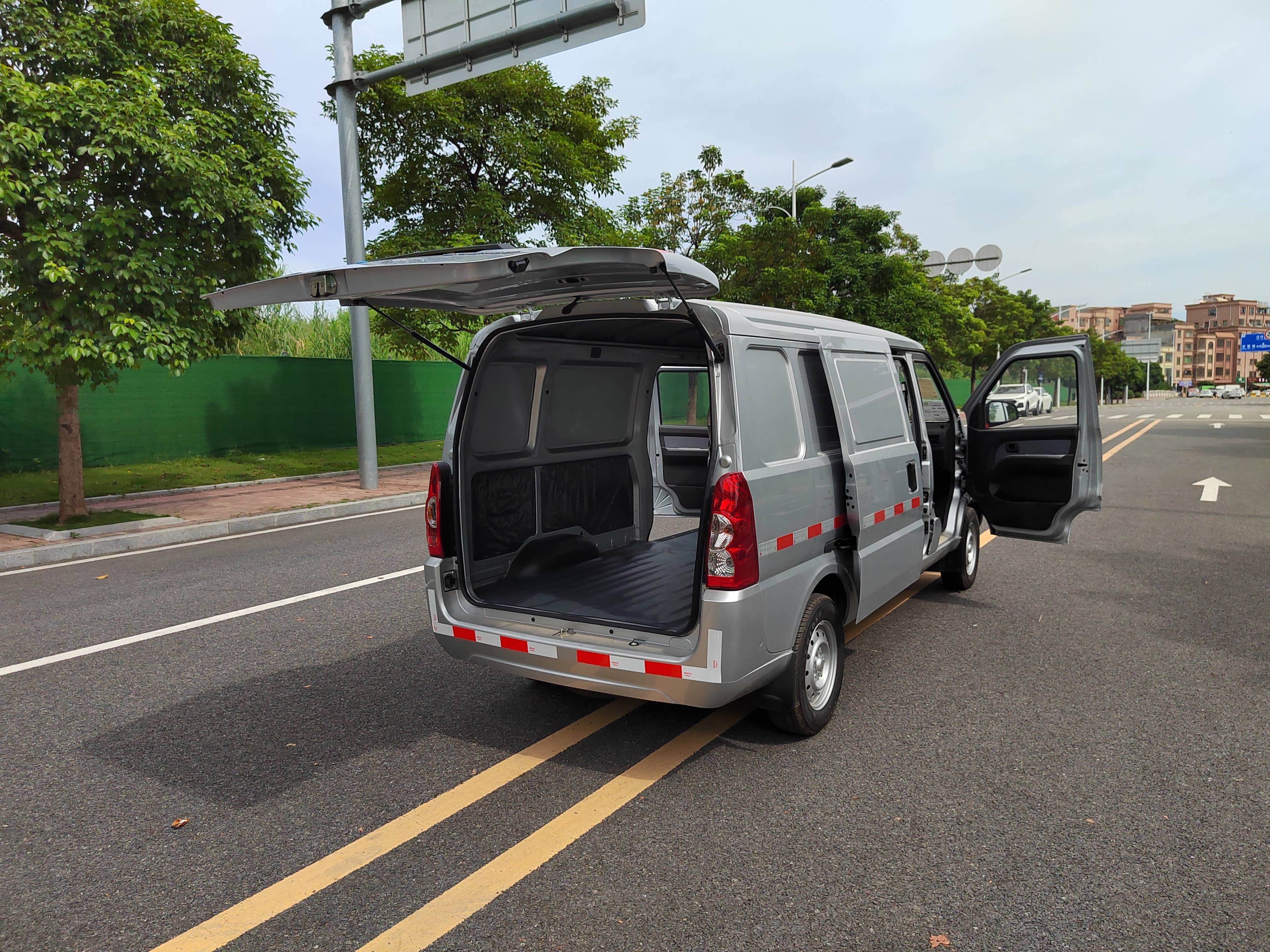 东莞电车网 五菱新能源荣光ev封窗两座物流车