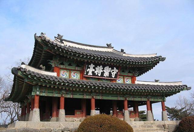 韩国著名古军事要塞，2014年被联合国纳入世界遗产名录