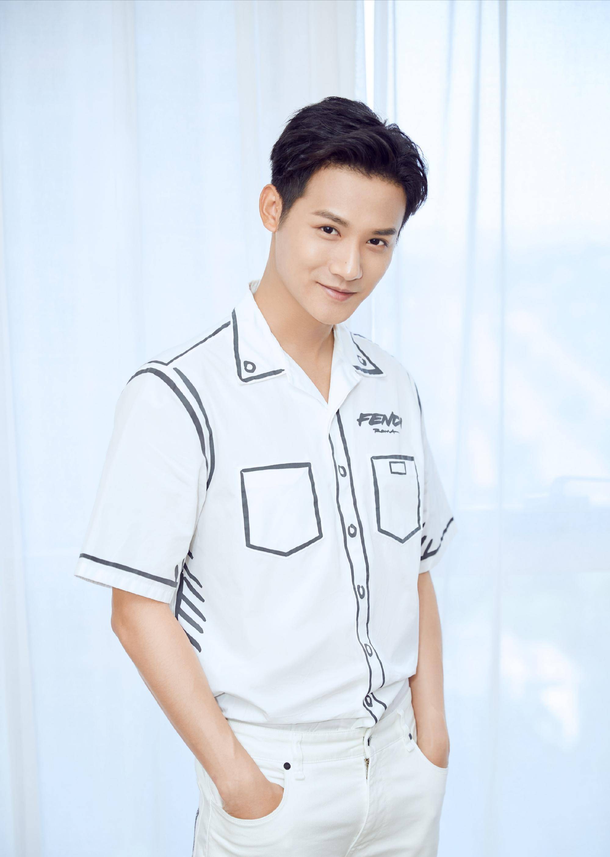 郑业成潮男穿搭个性青春,赵露思巧妙搭配裙装,变身时尚丽人_设计_显得