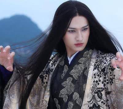 马可在电视剧《花千骨》中饰演魔君杀阡陌,因为长相美颜,又被花千骨认