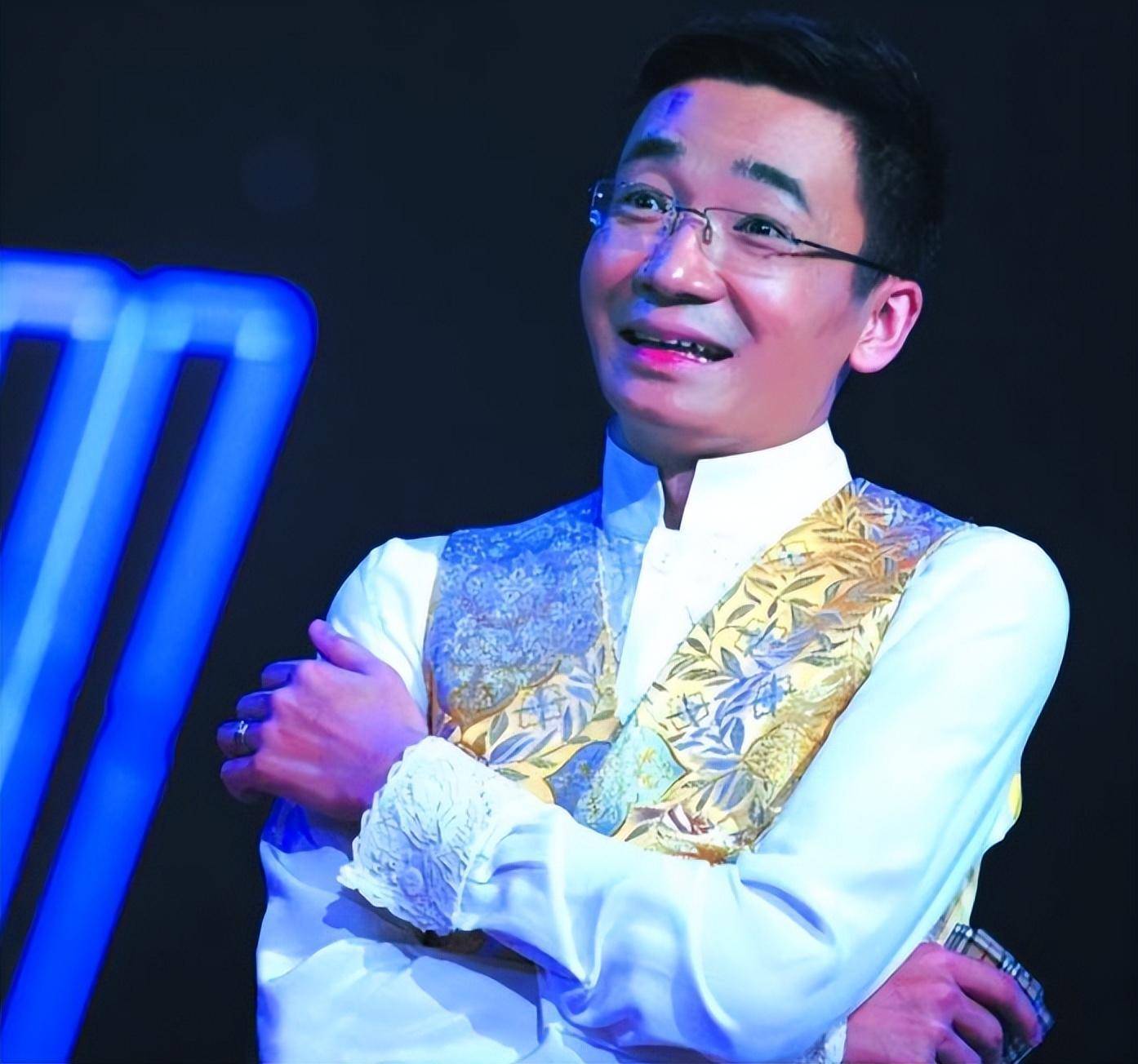 央视主持高博坐街边被偶遇,43岁已满头银发,娶博士妻子生活低调_合作