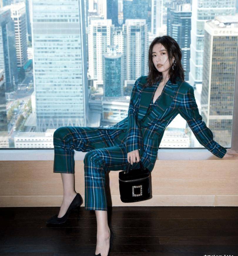 熊黛林西服搭短裤长腿太抢镜,时尚不失高级感_西装_造型_大衣
