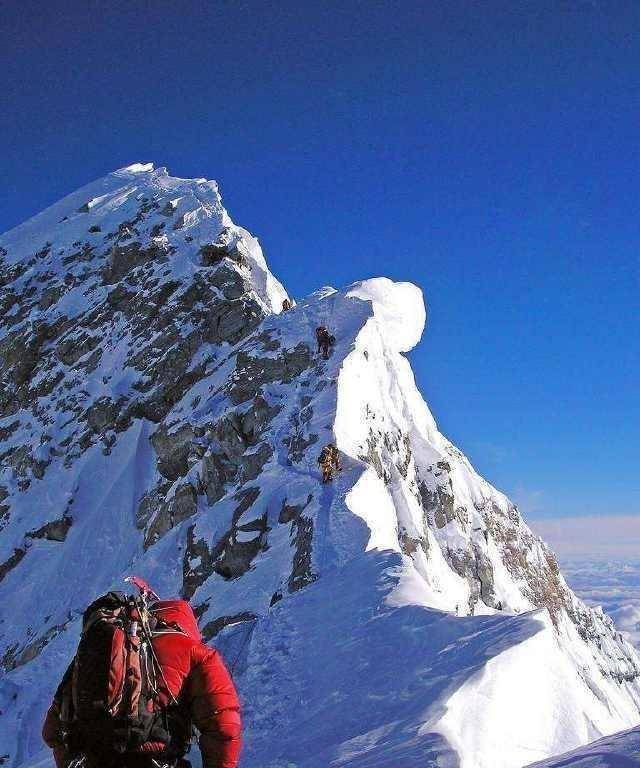 登山爱好者攀登珠穆朗玛峰需要多少钱？少则几十万，多则上百万