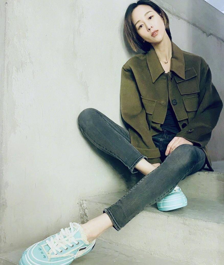 多亏爱运动,张钧甯穿运动服晒素颜照,脸瘦的没肉但还是很紧致_造型