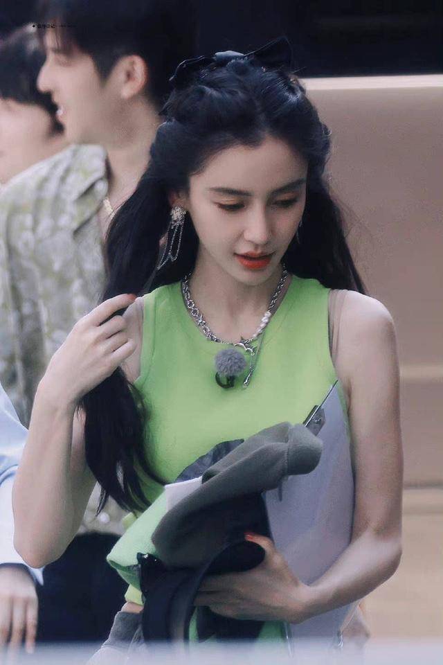 angelababy《奔跑吧》露腰背心又甜又辣 梳公主头笑容明艳_杨颖_绿色