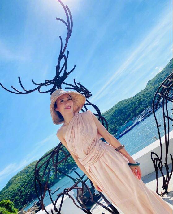 而黎姿则是在一次海边度假的时候穿着一袭褶皱裙出现在人们的视野之中