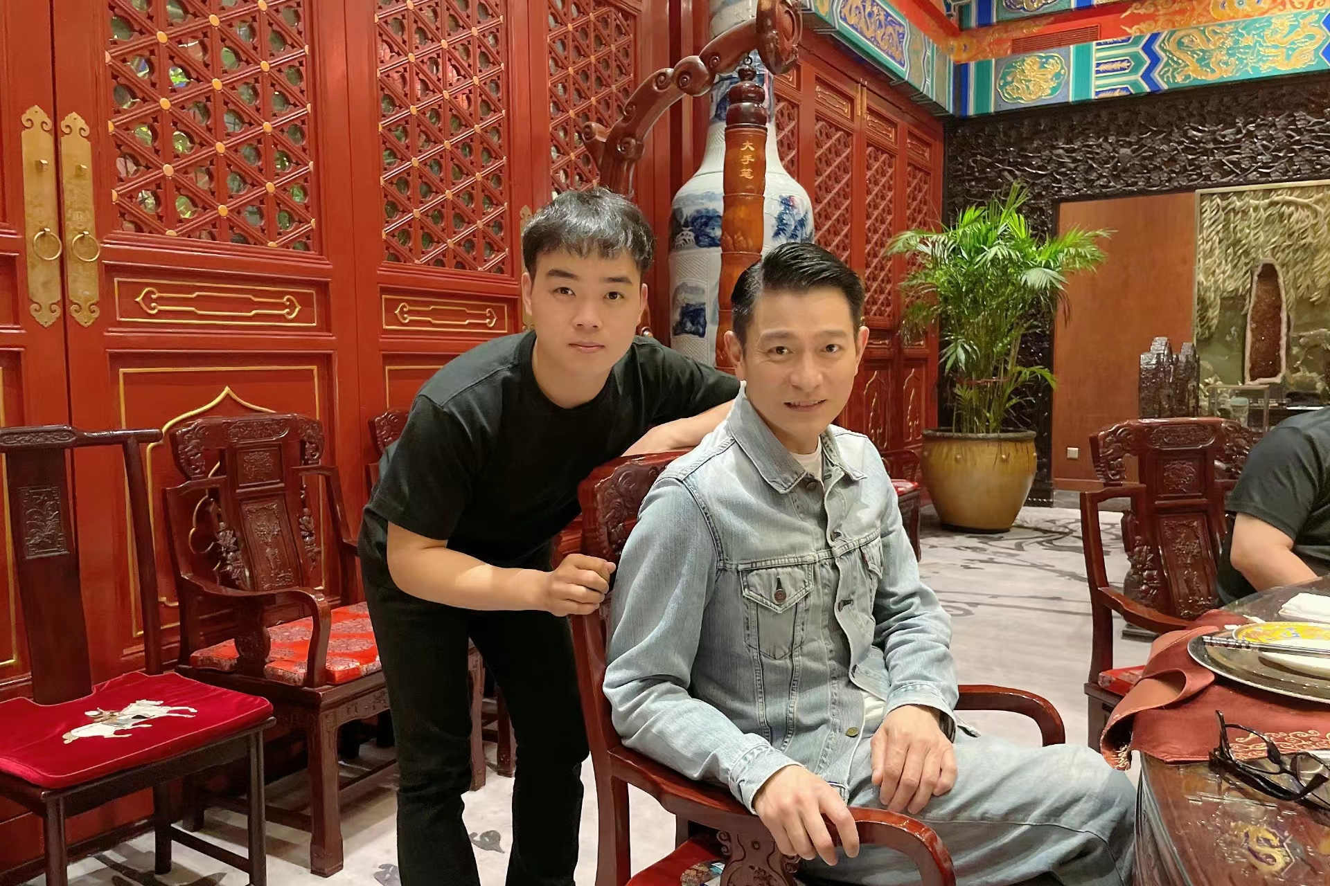 岳云鹏徒弟尚筱菊发文为刘德华庆生,晒两人合照并称呼华仔为爷爷_网友