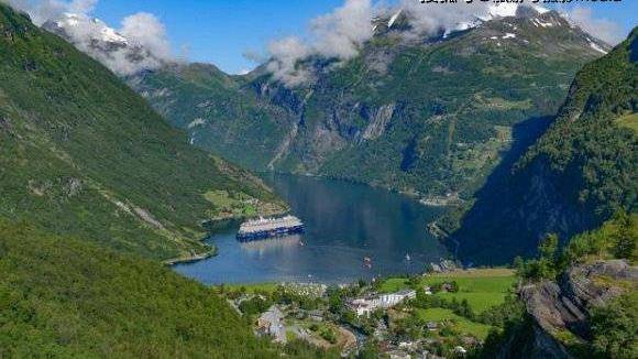 北欧最美丽梦幻的国度，民众住在山水中，水天一色犹如人间天堂！