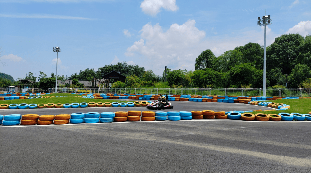 风的速度把后背交给苍茫大地一趟下来甩掉所有压力速激卡丁车速激卡丁