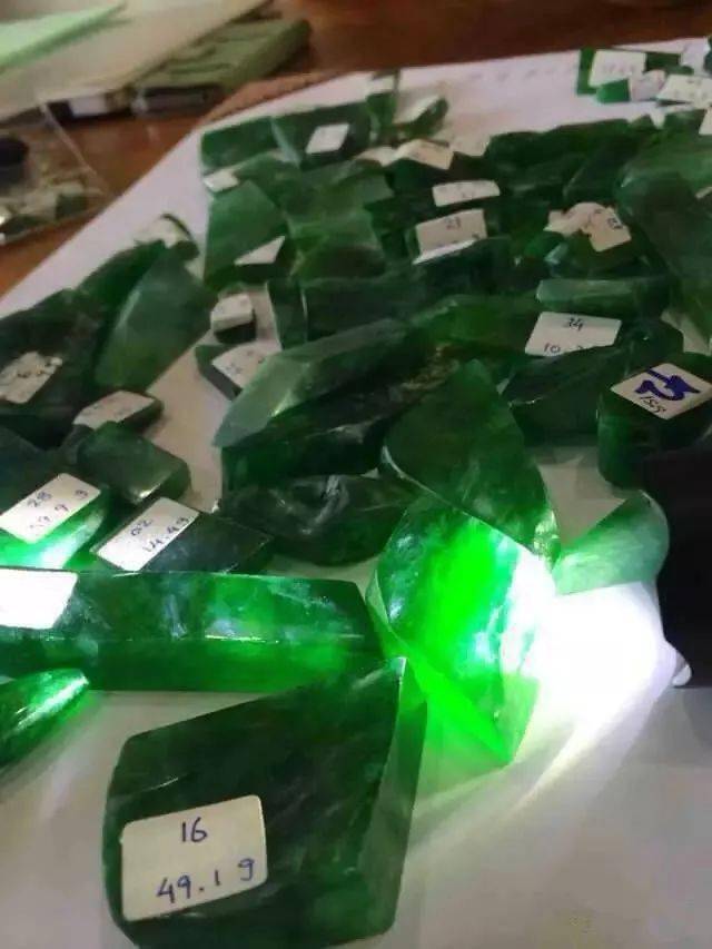 《翡翠传奇爆料》"100年来最牛的赌石传奇——大玉王"!