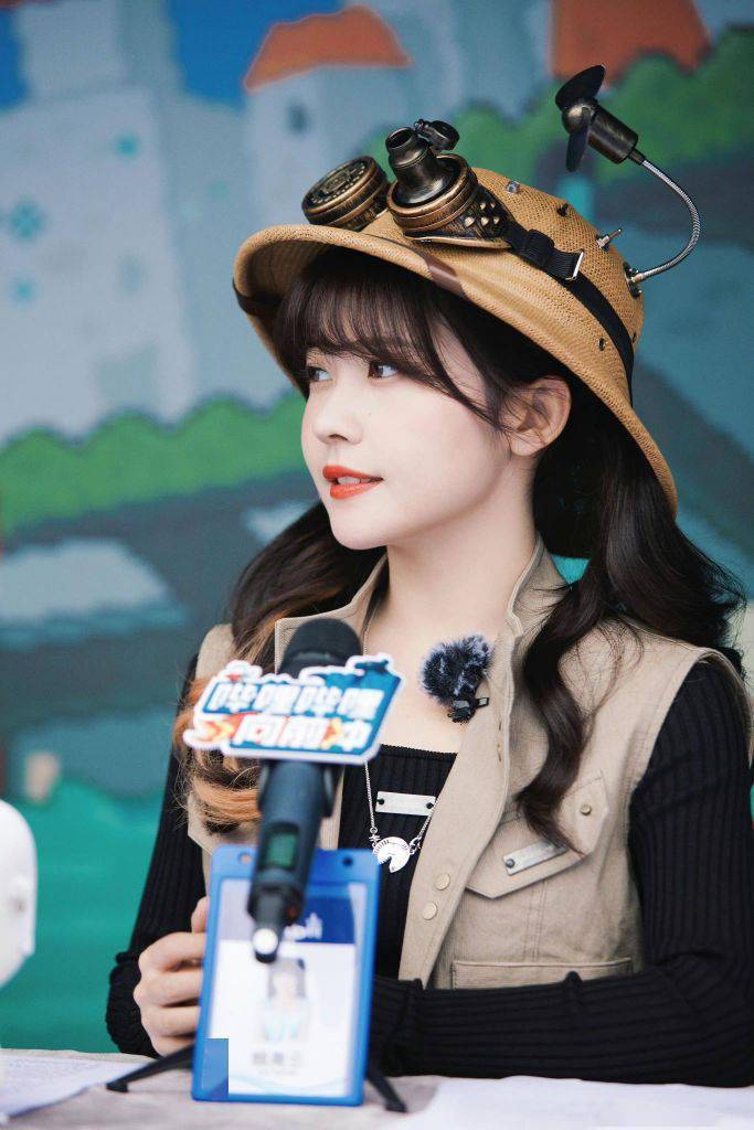 赖美云《哔哩哔哩向前冲》收官录制花絮 做鬼马表情娇俏可爱_花絮