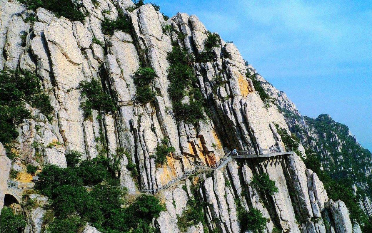 嵩山,西周时称为 "岳山",中国五岳是以嵩山为中央左岱泰山,右华山,定