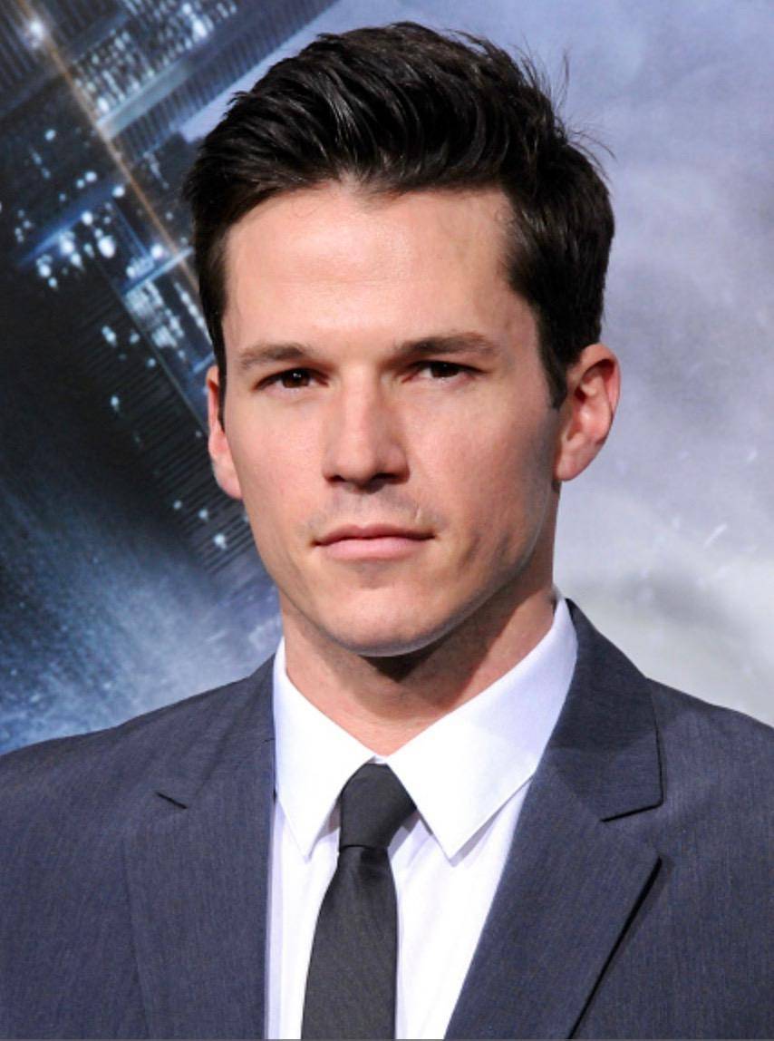 我们的日子》中演出内森·霍尔顿一角,也曾演出《鬼语者》等经典电影!