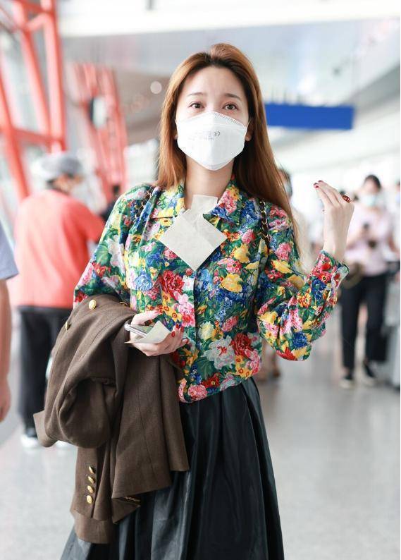 那么女明星们是如何搭配花衬衫的呢?感兴趣的朋友们就往下看看吧.