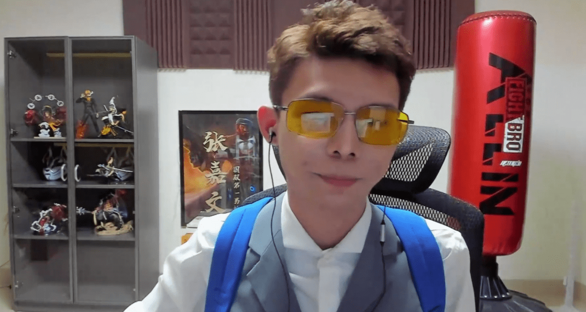 张嘉文在小超梦面前玩铁男,被吊打!网友:关公门前耍大刀?