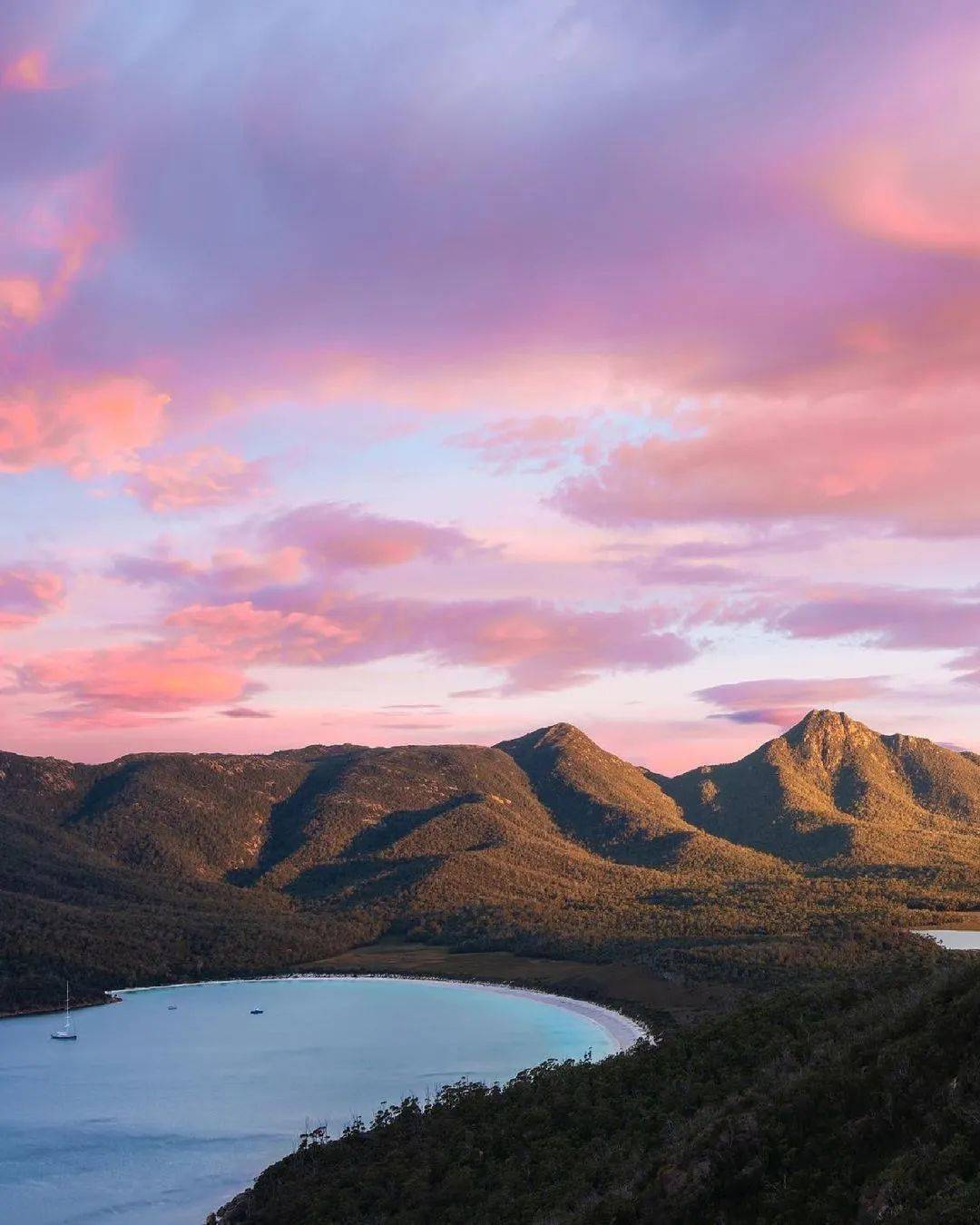 ?wineglass bay tas位于塔斯马尼亚州的酒杯湾图/ © tomgoes