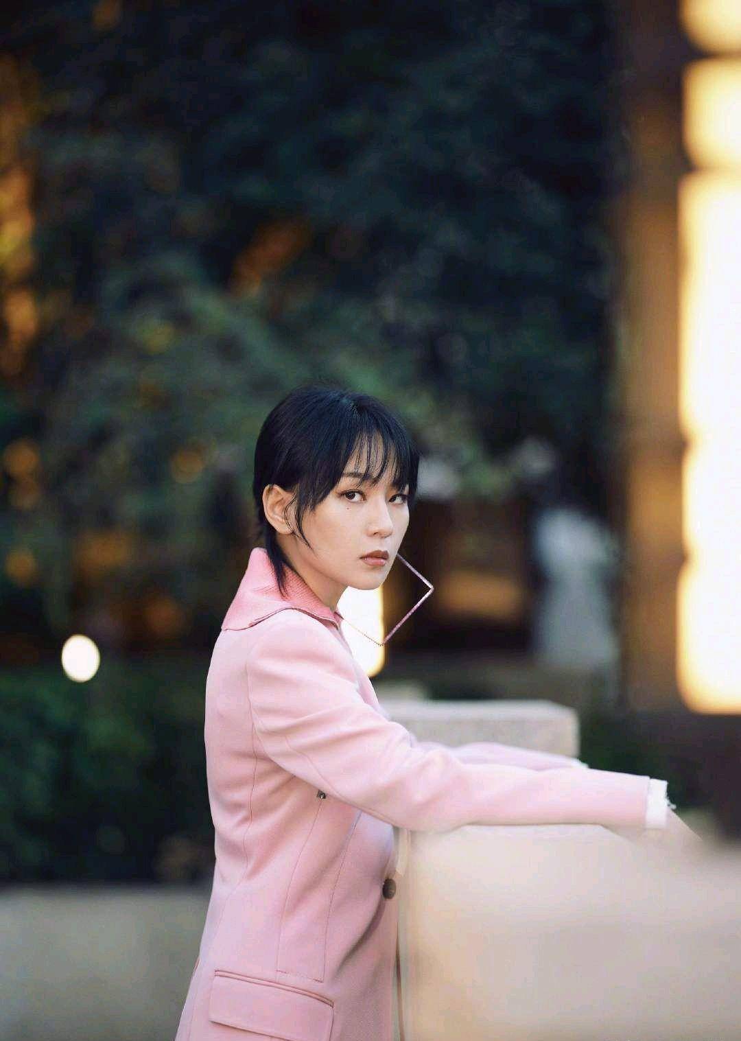 帅帅娘娘的周笔畅真美,身穿粉色樱花西服套装太惊艳,人美歌甜_西装