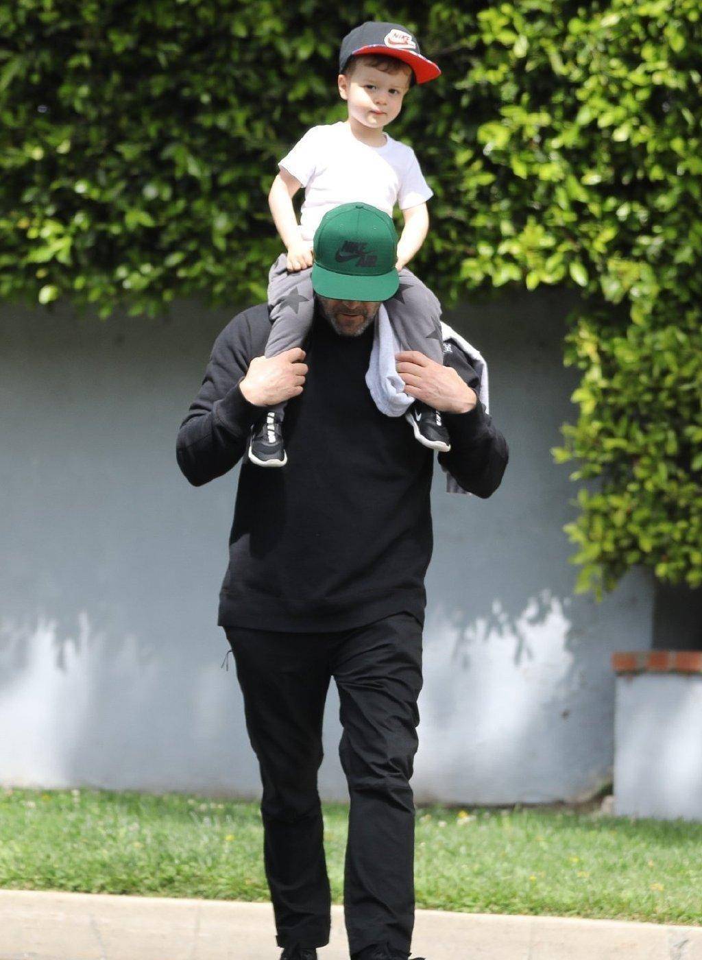 酷!"全球最帅光头"杰森·斯坦森出门溜娃,3岁小儿子颜值超正太