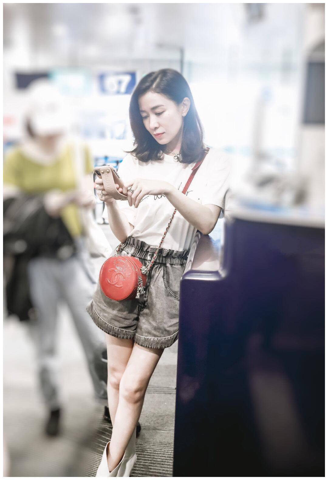 佘诗曼44岁还那么有气质,白t恤搭配短裤现身机场,干练又时髦_女性