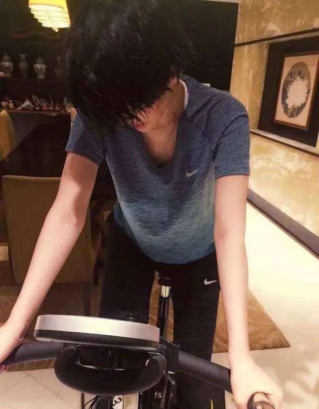 51岁的王菲和54岁的李若彤才是娱乐圈身材管理大师_健身_身体_陈意涵