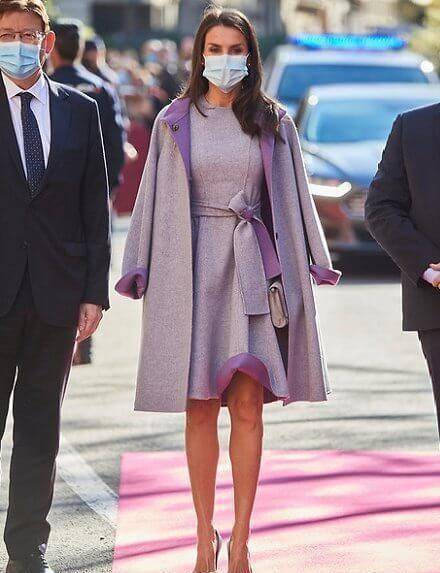 黑大衣优雅洋气,高级感真不是吹的_莱蒂齐亚_连衣裙_带着