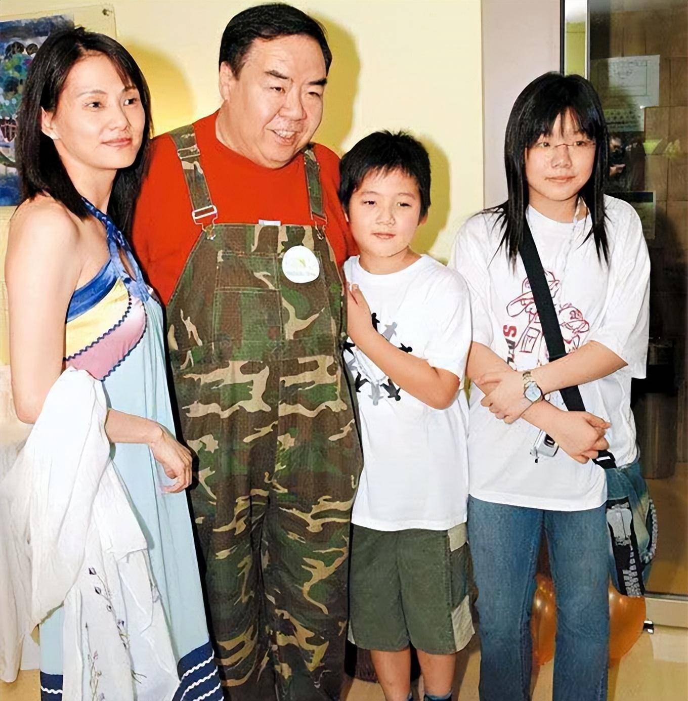 71岁郑则仕出席知名女星婚礼,小14岁演员妻子罕露面,气质很出众_郑则