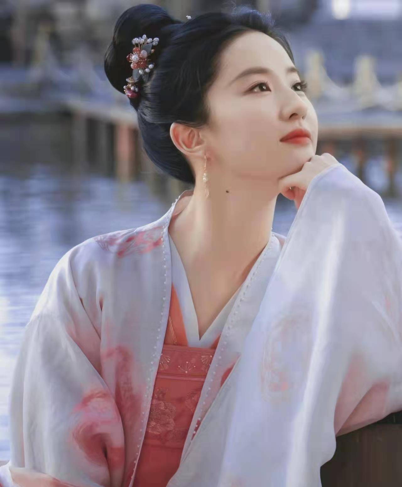 刘亦菲梦华录白衣盘发路透,古偶留给美女,她的长相短板通通暴露