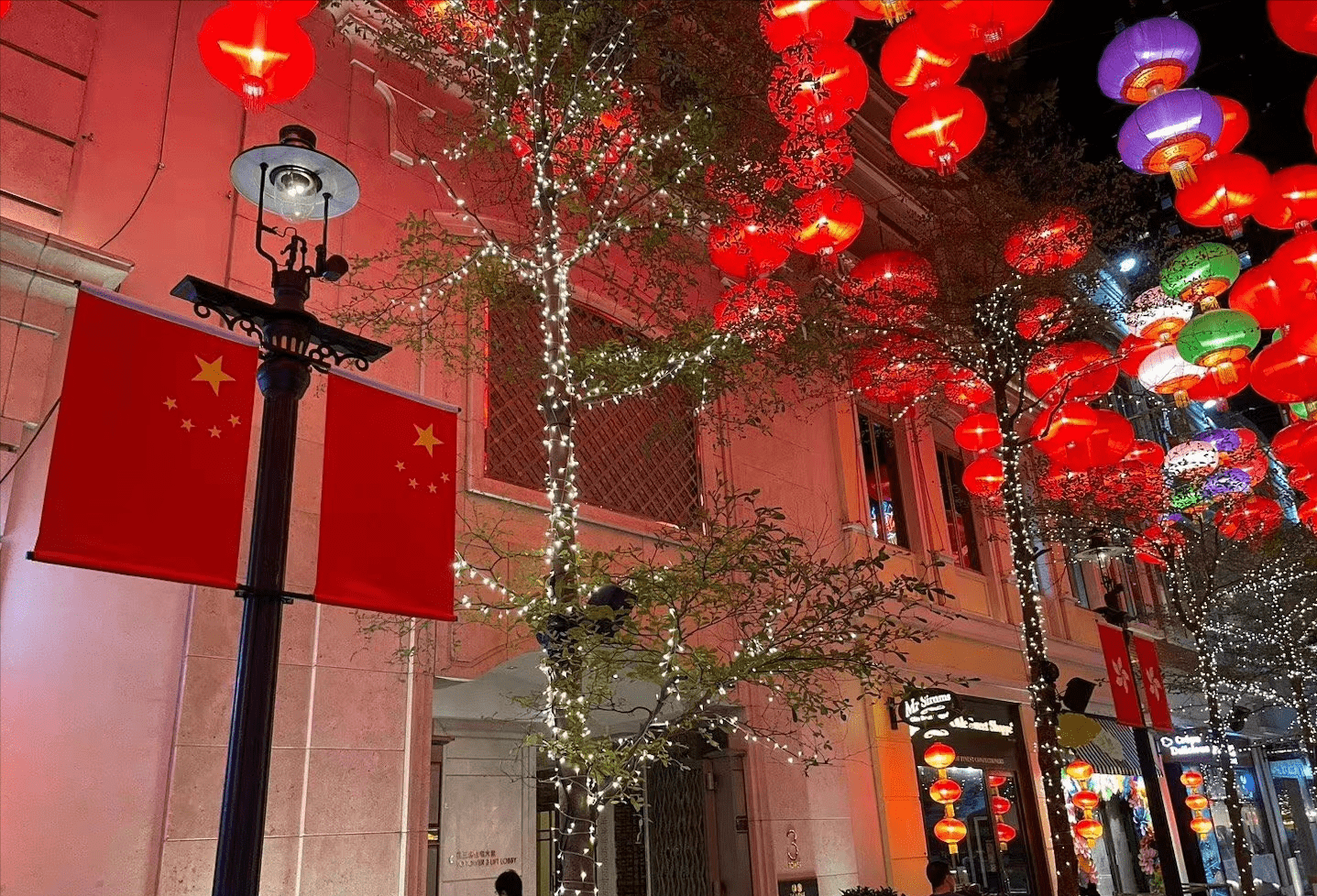 香港成国庆气氛最浓中国城市:东方之珠遍地红 五星红旗刷屏全港_市民