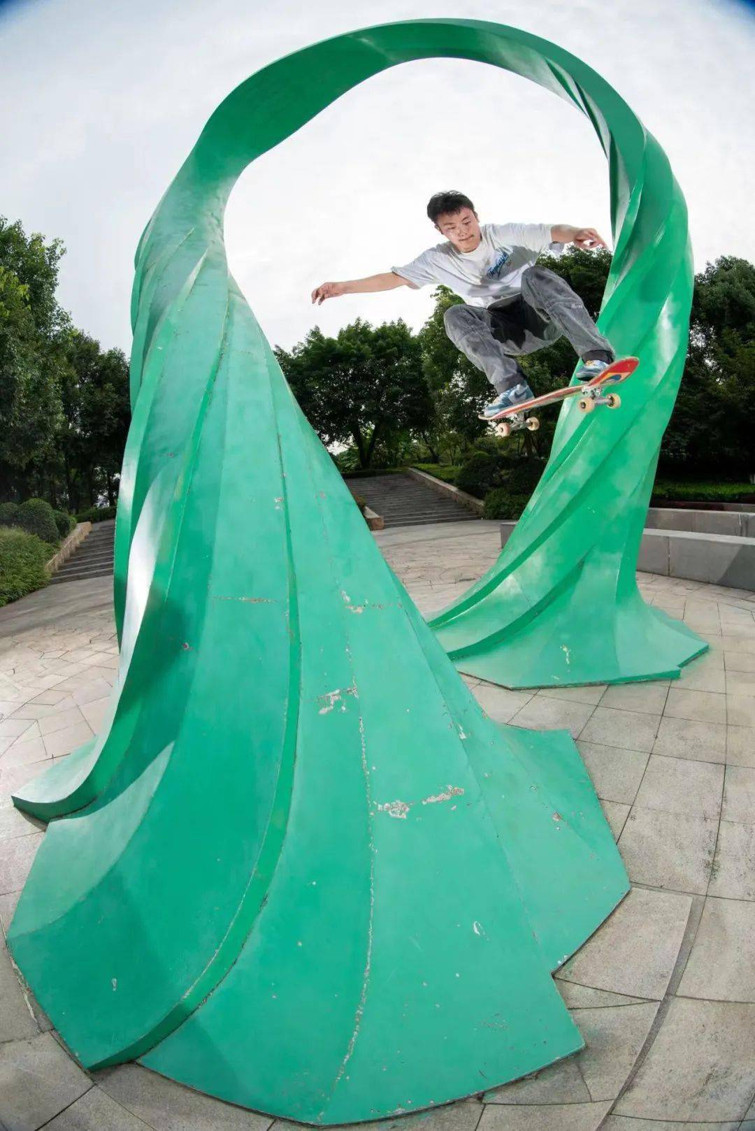 独家专访丨职业滑手向小军aka小黑的"板命"_滑板_时候_上海